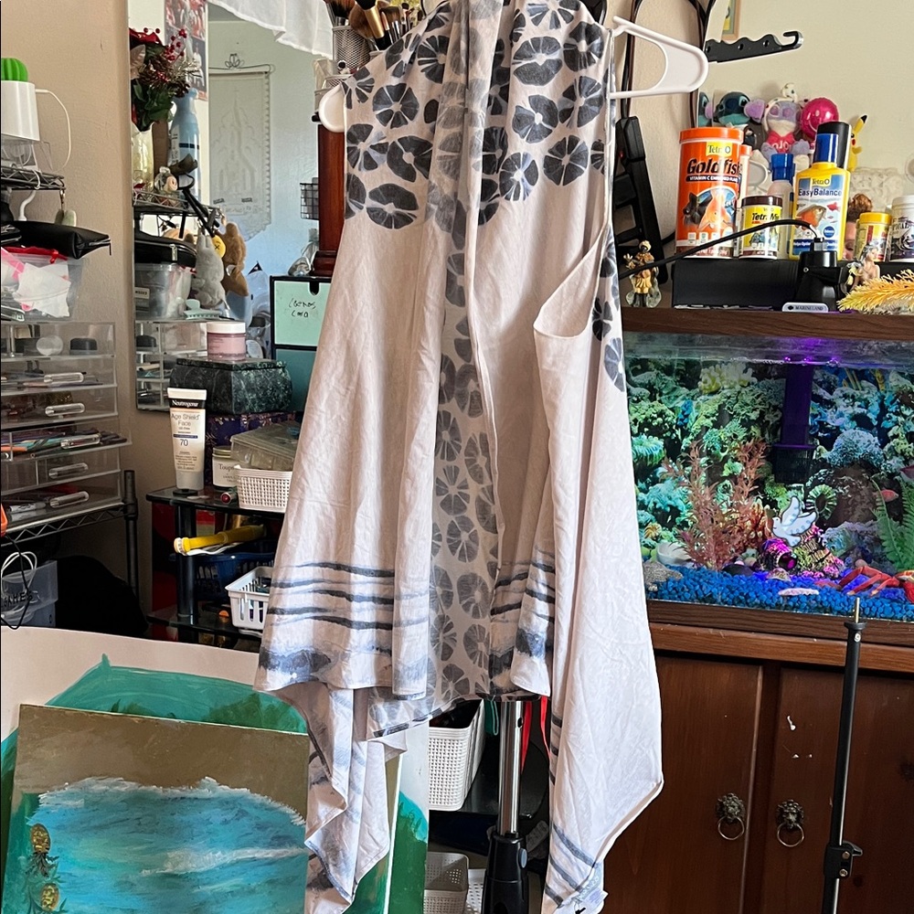 Demdaco Blue and Cream Floral Tunic